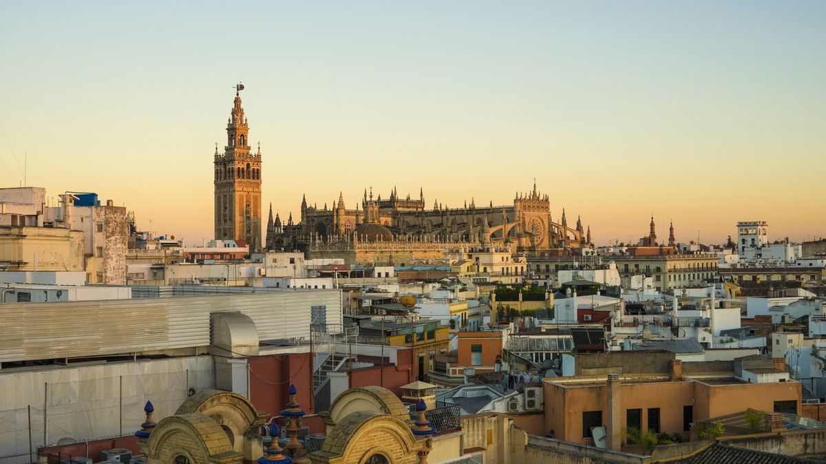 Spodní prádlo na ulici? Sevilla zatočí s obscénním chováním při rozlučkách se svobodou
